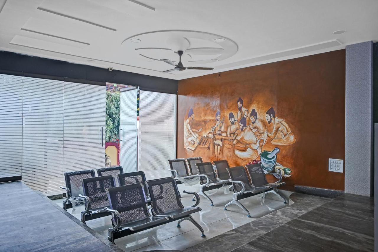 Oyo 7498 Hotel Aparajita Varanasi Exterior foto