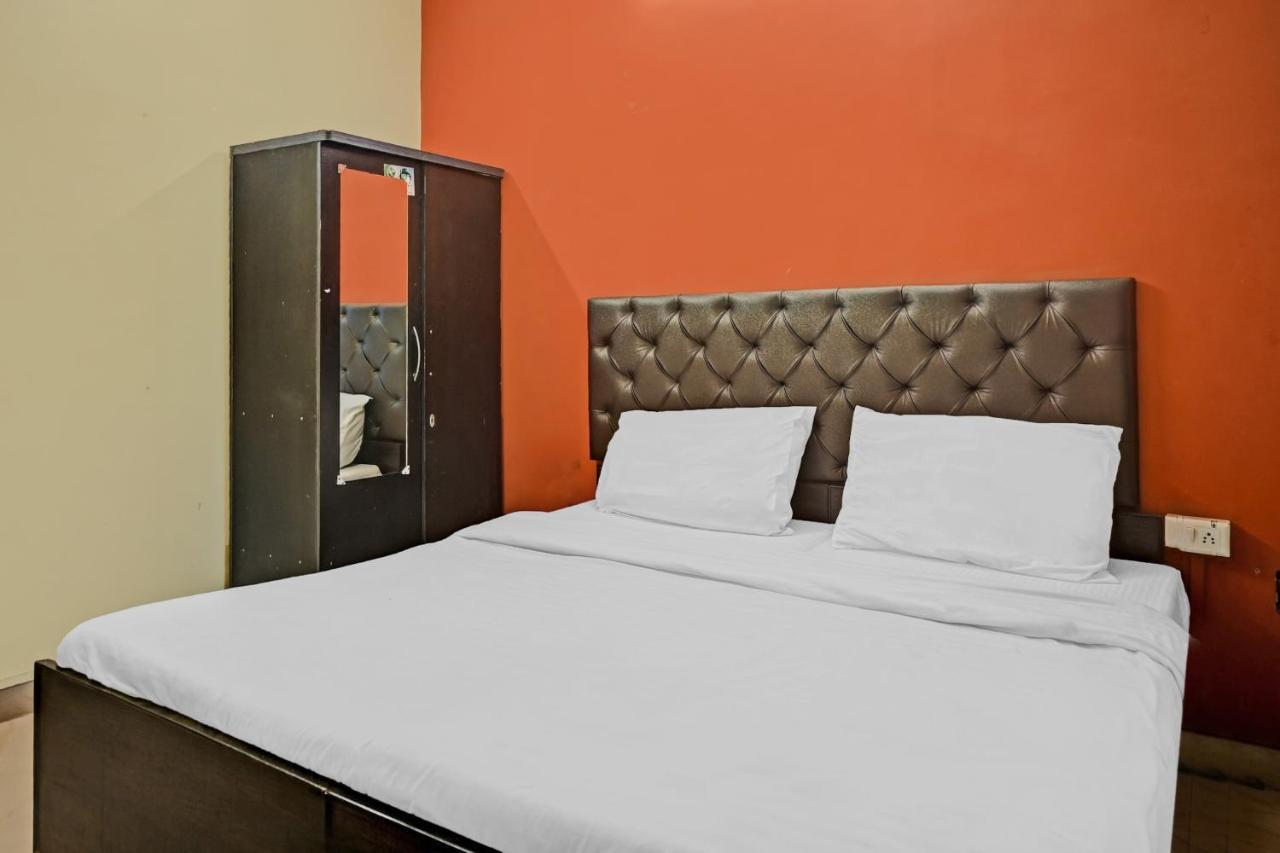 Oyo 7498 Hotel Aparajita Varanasi Exterior foto